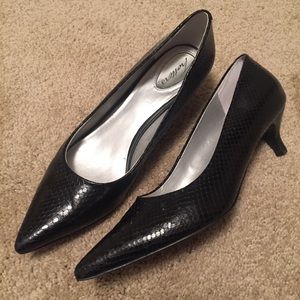 Trotters  Kitten Heel Pumps